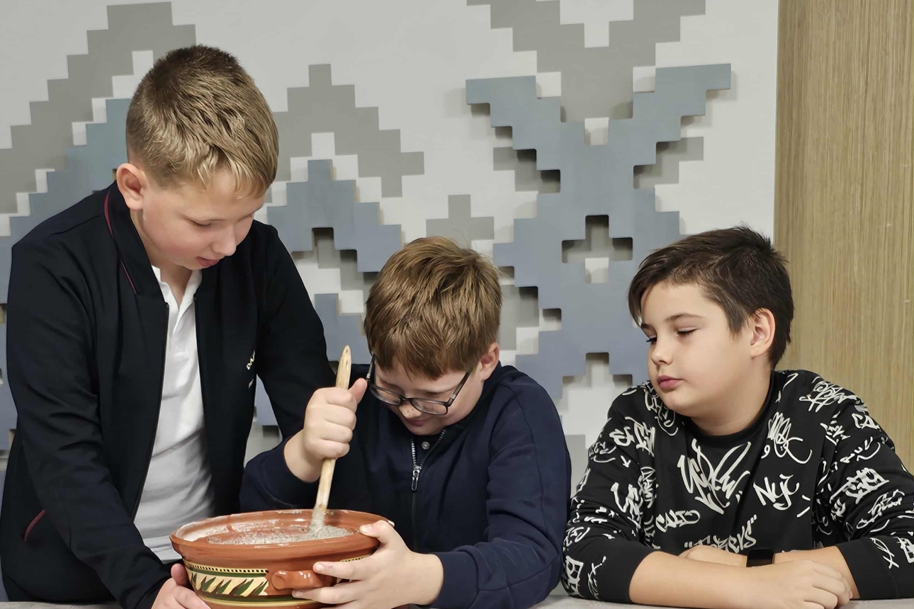 Tradicijos šiuolaikiškai: Alytaus moksleiviai susipynė į etno pynę